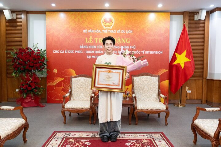 Đức Phúc xúc động khi nhận bằng khen của Thủ tướng.