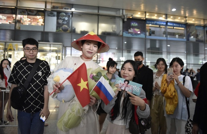 Đức Phúc trở về Hà Nội vào sáng 26/9 và được gia đình với đông đảo người hâm mộ chào đón.