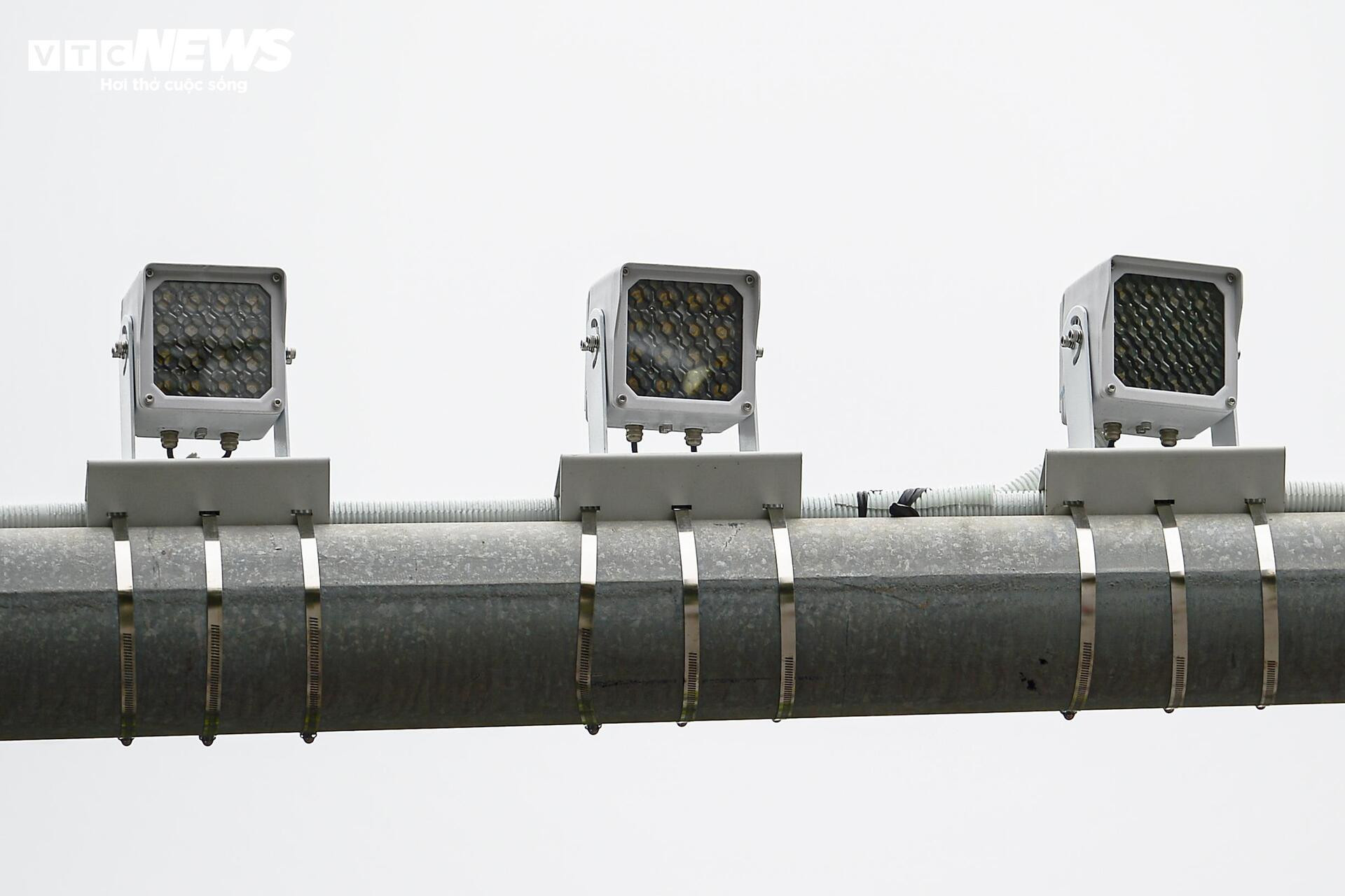 Hình ảnh giao thông khác lạ trên tuyến đường có camera AI giám sát - 8