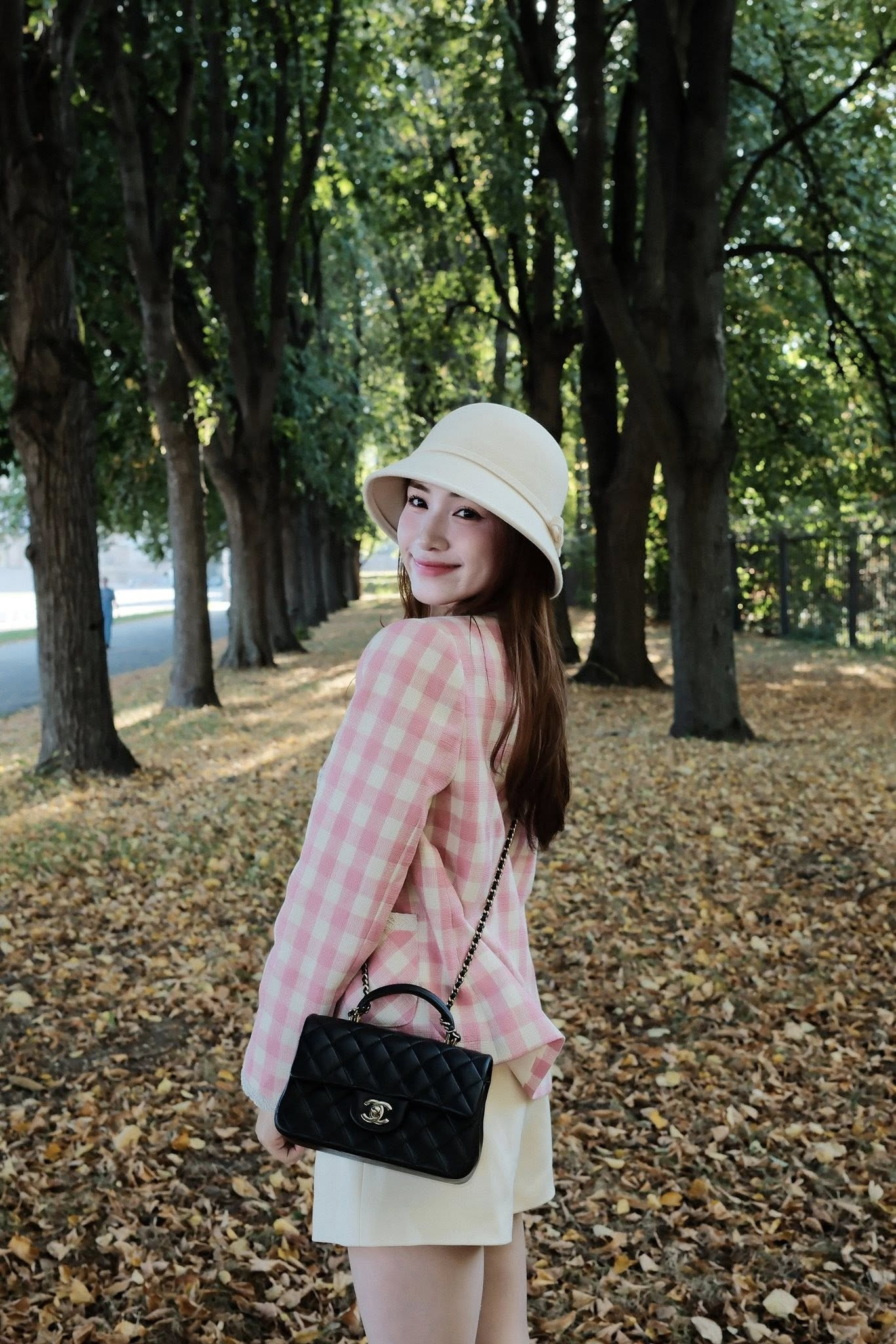 Hòa Minzy đeo túi hiệu trăm triệu đăng ảnh thả thính để lộ quan hệ thân mật chủ tịch 9X