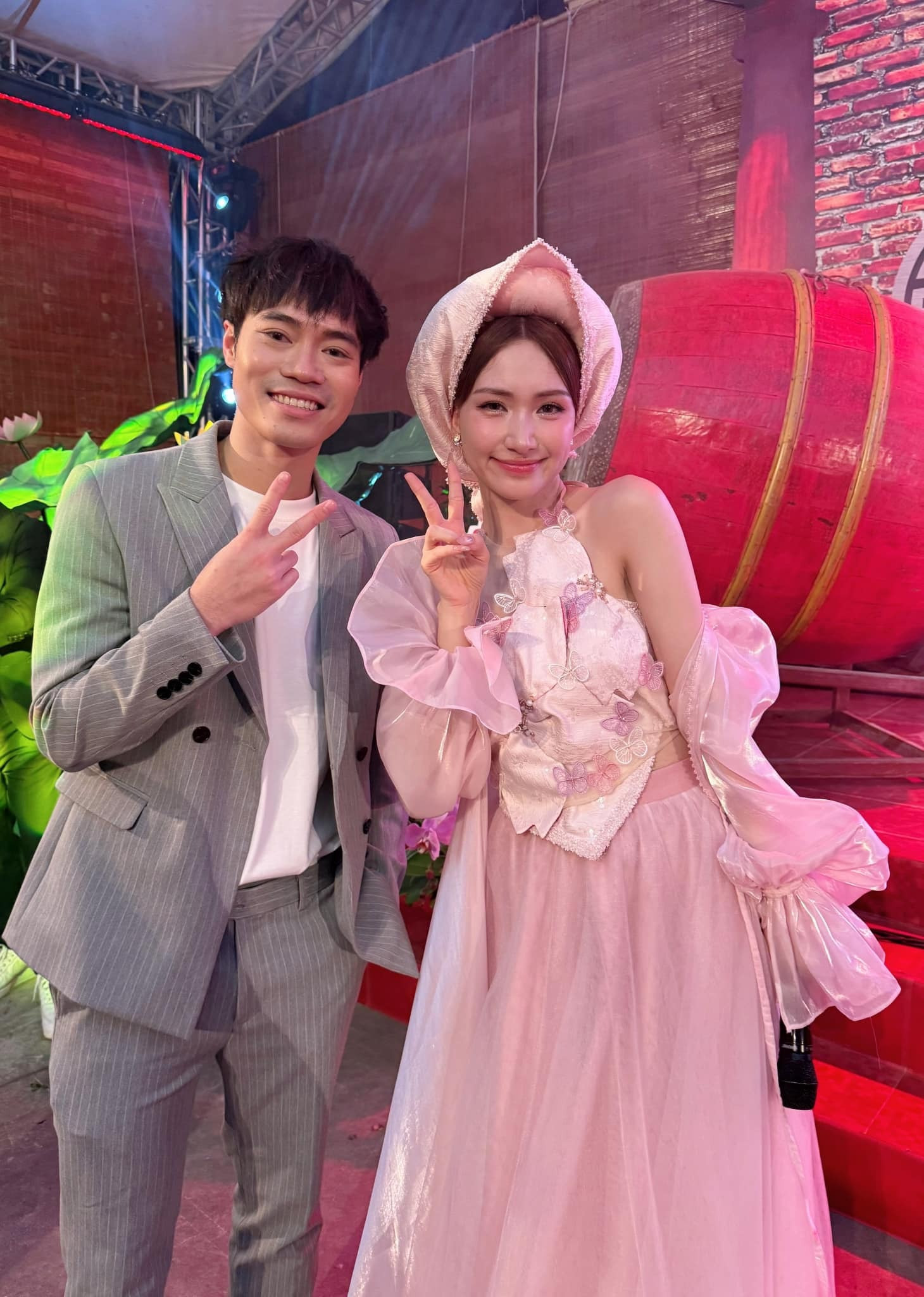 Hòa Minzy đeo túi hiệu trăm triệu đăng ảnh thả thính để lộ quan hệ thân mật chủ tịch 9X