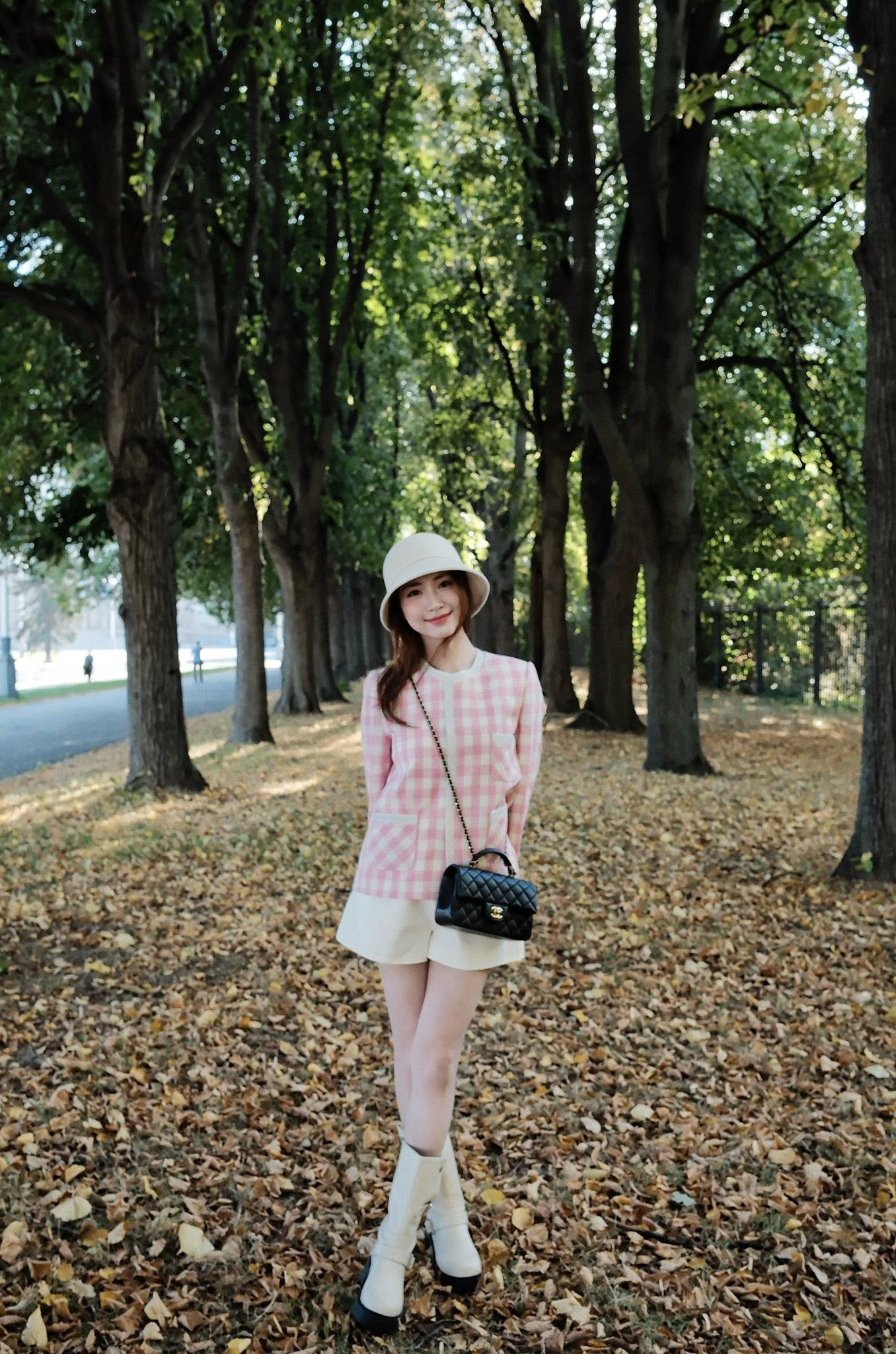 Hòa Minzy đeo túi hiệu trăm triệu đăng ảnh thả thính để lộ quan hệ thân mật chủ tịch 9X