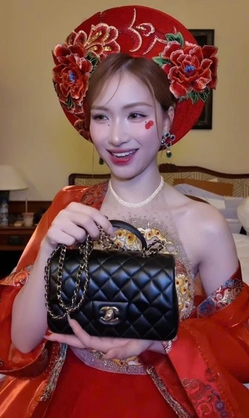 Hòa Minzy đeo túi hiệu trăm triệu đăng ảnh thả thính để lộ quan hệ thân mật chủ tịch 9X