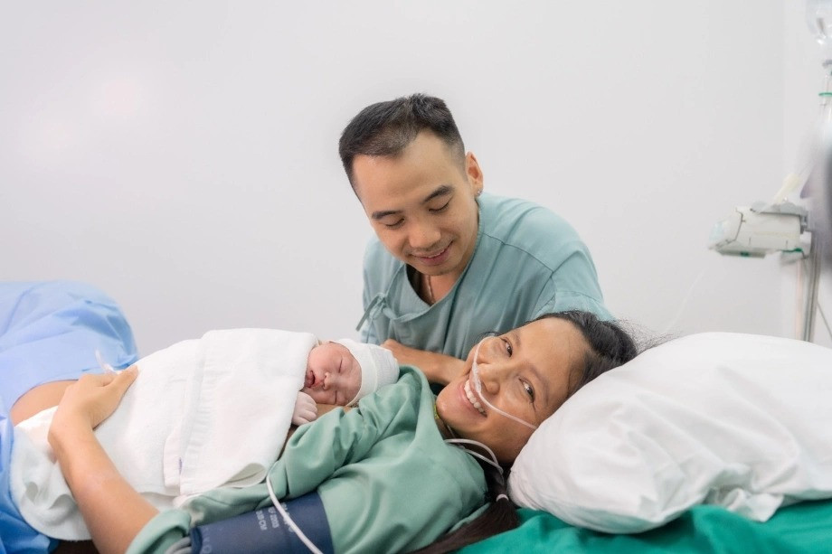 Ông xã HHen Niê gây tranh cãi khi khoe bỉm của con