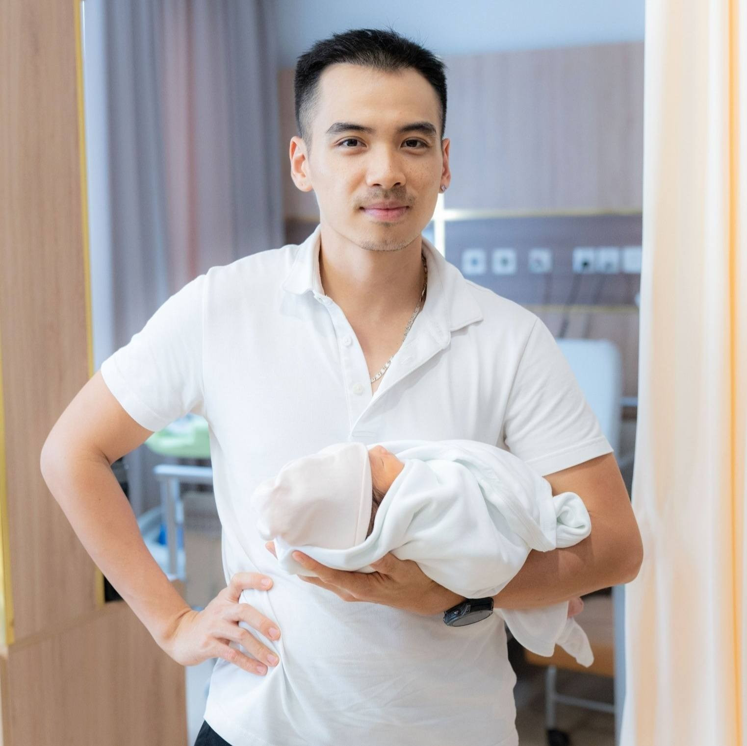 Ông xã HHen Niê gây tranh cãi khi khoe bỉm của con