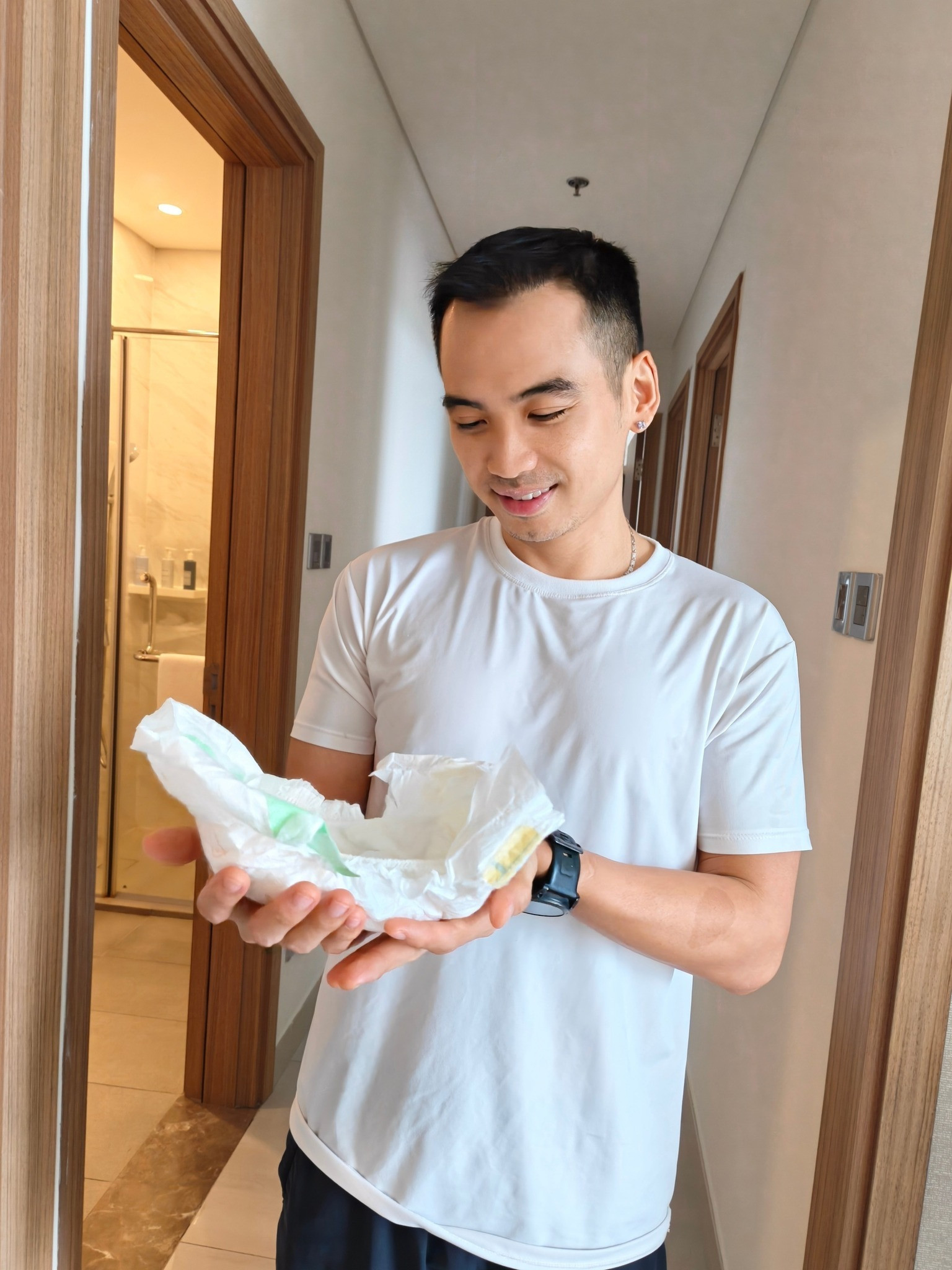 Ông xã HHen Niê gây tranh cãi khi khoe bỉm của con