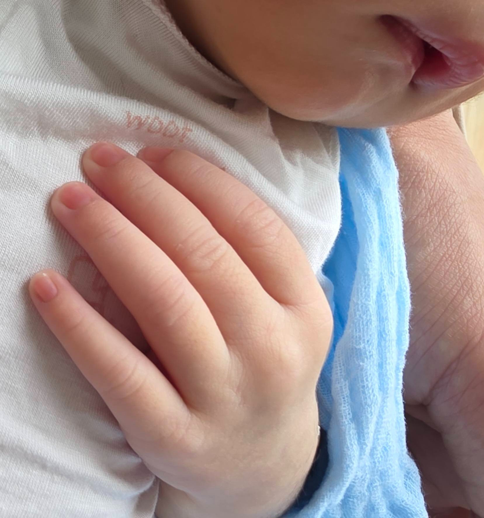 Ông xã HHen Niê gây tranh cãi khi khoe bỉm của con