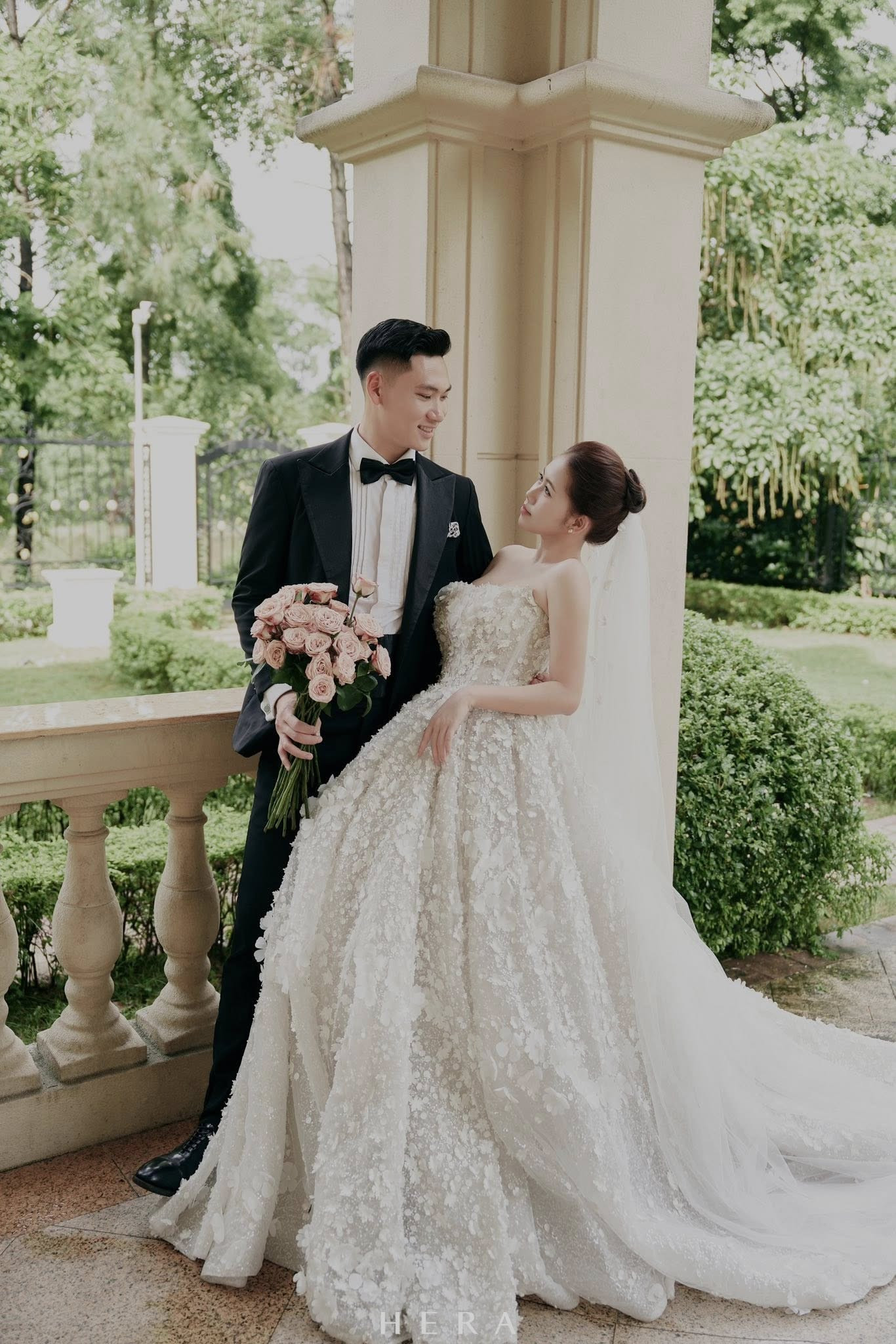 Thủ môn tuyển Việt Nam tung bộ ảnh cưới