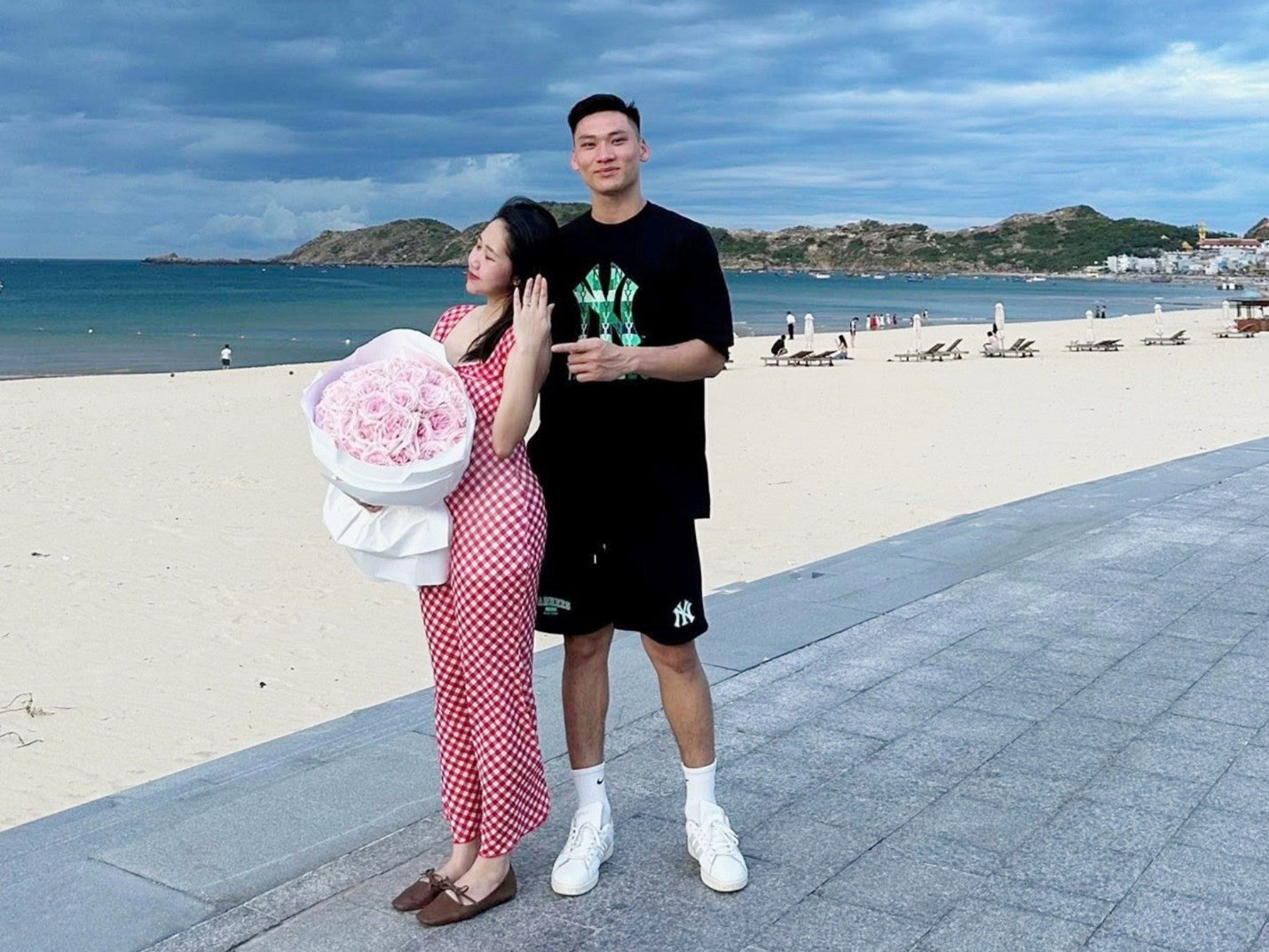 Thủ môn tuyển Việt Nam tung bộ ảnh cưới