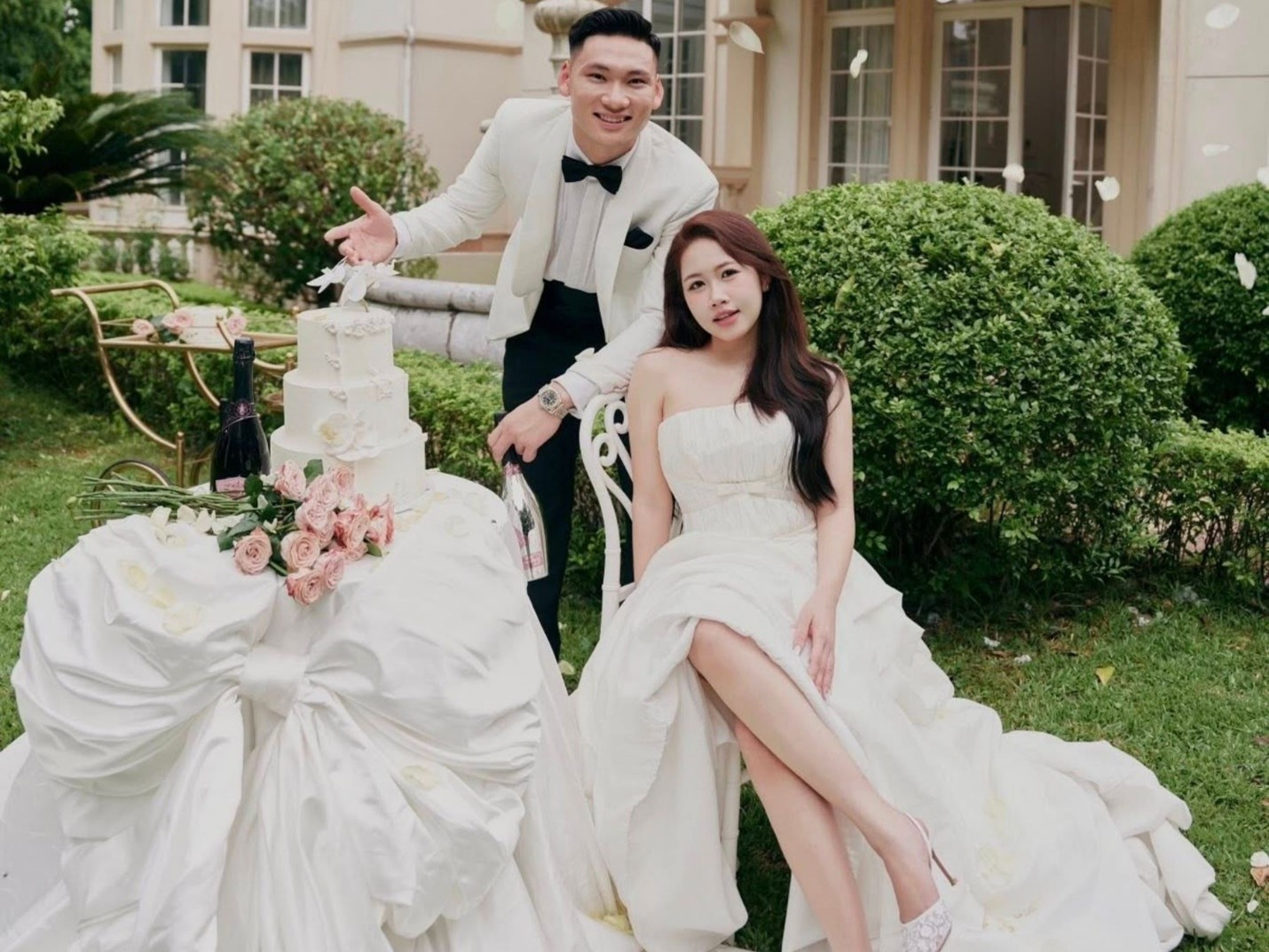 Thủ môn tuyển Việt Nam tung bộ ảnh cưới