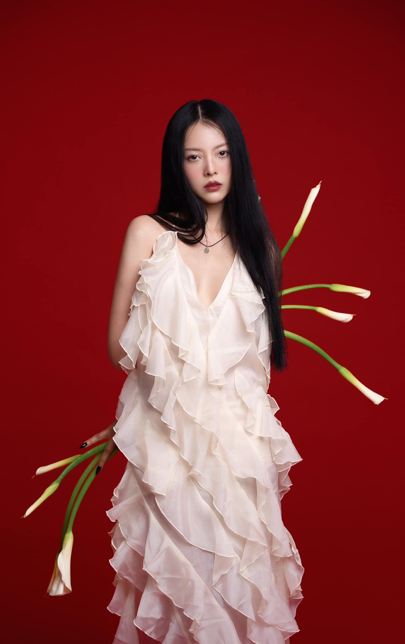 Vẻ đẹp gợi cảm, mỏng manh của ma nữ phim 'Đồi hành xác: Tà thuyết đen trở lại' - Ảnh 6.