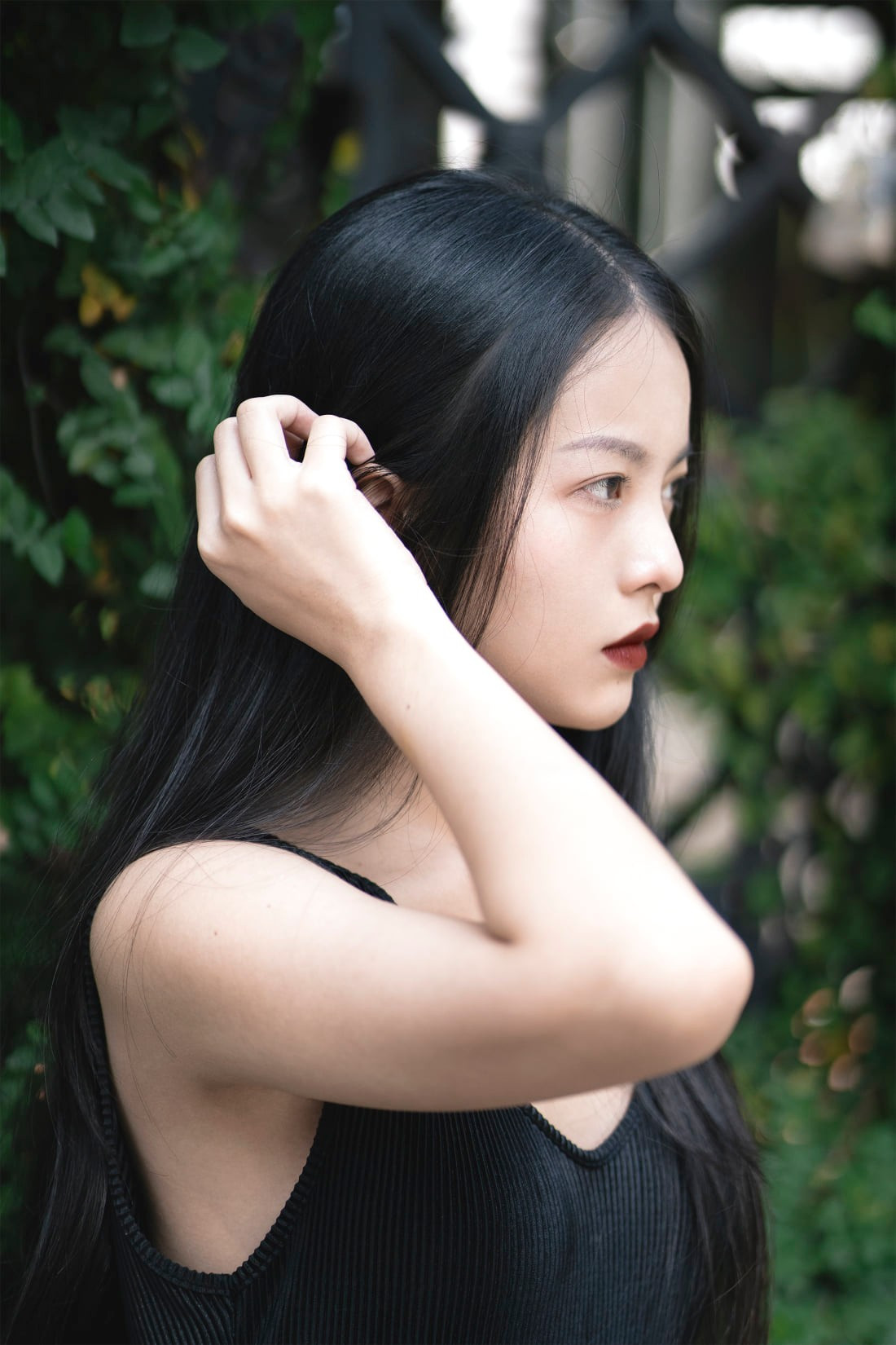 Vẻ đẹp gợi cảm, mỏng manh của ma nữ phim 'Đồi hành xác: Tà thuyết đen trở lại' - Ảnh 10.