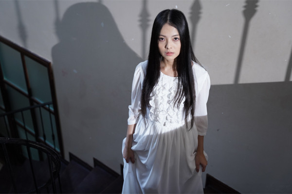 Vẻ đẹp gợi cảm, mỏng manh của ma nữ phim 'Đồi hành xác: Tà thuyết đen trở lại' - Ảnh 2.