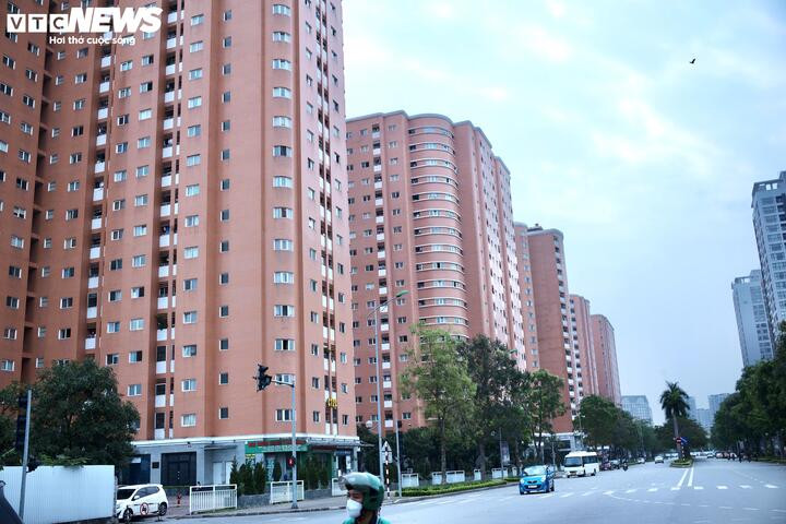 Theo các chuyên gia, nguồn cung khan hiếm, mất cân đối cung - cầu là nguyên nhân khiến giá căn hộ tăng cao. (Ảnh: Công Hiếu).