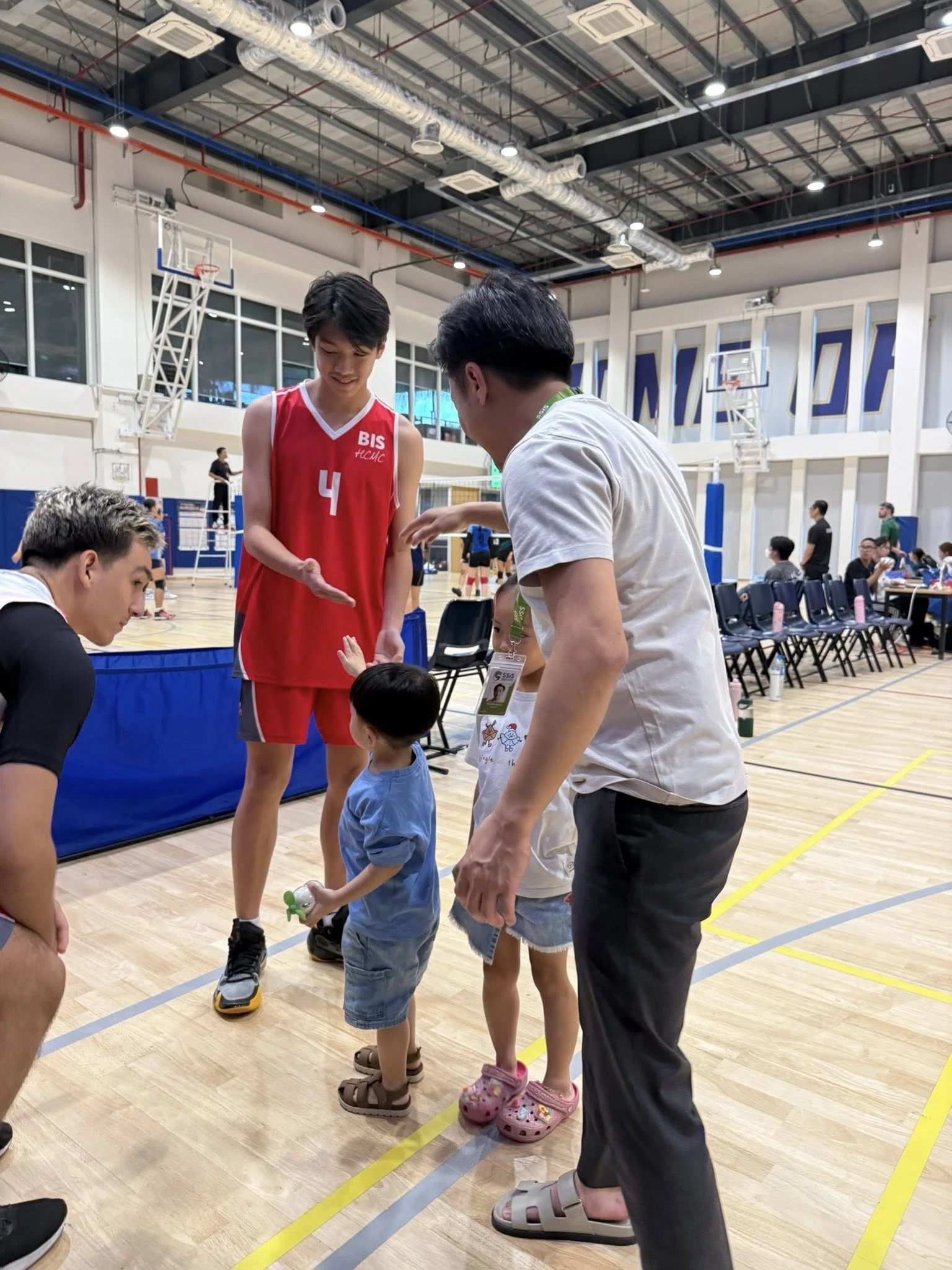 4 bố con Cường Đô La bị chụp lén diện mạo cậu cả Subeo gây sốt