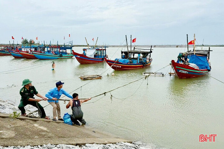 Các lực lượng hỗ trợ ngư dân đưa tàu thuyền vào nơi neo đậu an toàn tại cảng Cửa Sót. (Nguồn: Báo Hà Tĩnh)
