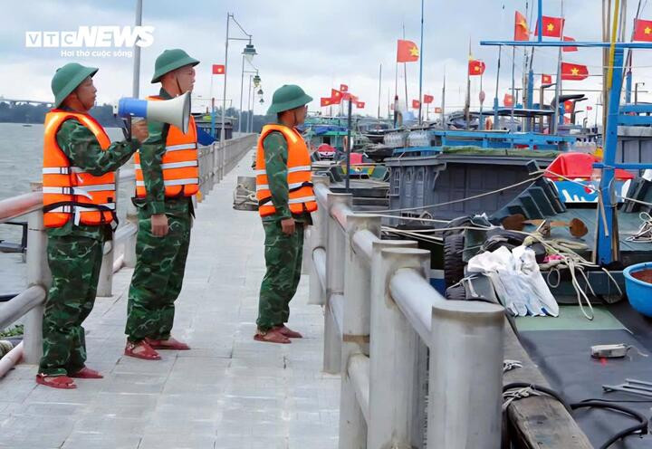 Lực lượng biên phòng hướng dẫn tàu thuyền vào nơi tránh trú an toàn.