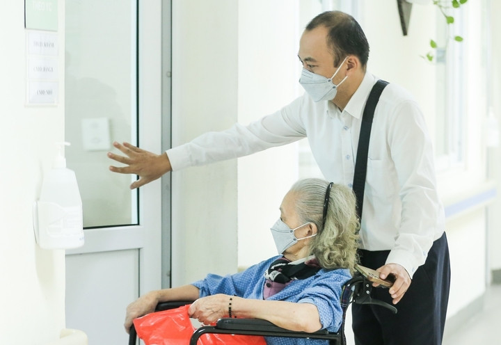 Cơ quan soạn thảo nêu rõ trước mắt sẽ thực hiện khám sức khỏe định kỳ miễn phí cho người cao tuổi, người khuyết tật. (Ảnh: Như Loan)