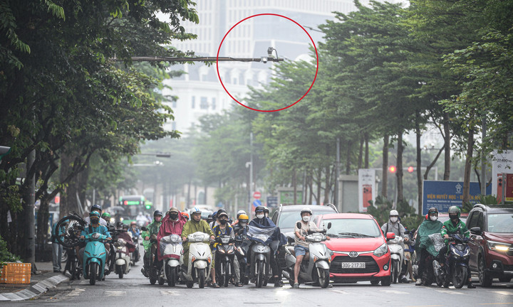Camera AI thí điểm trên phố Phạm Văn Bạch, Hà Nội.