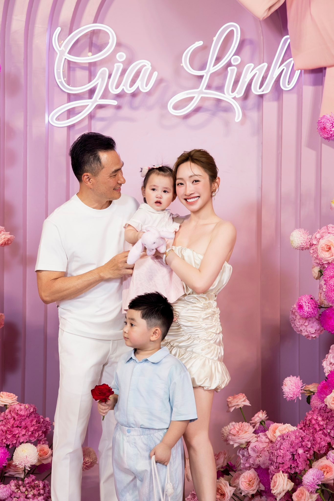 Khoảnh khắc đáng yêu của con gái Chi Bảo trong đêm tiệc sinh nhật 1 tuổi  - Ảnh 4.