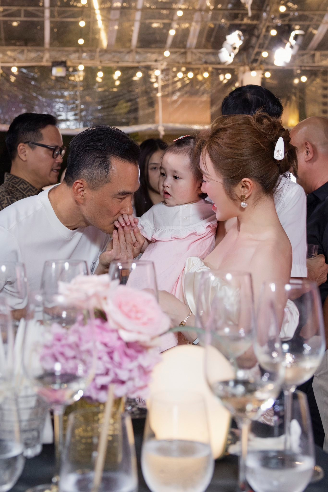 Khoảnh khắc đáng yêu của con gái Chi Bảo trong đêm tiệc sinh nhật 1 tuổi  - Ảnh 11.