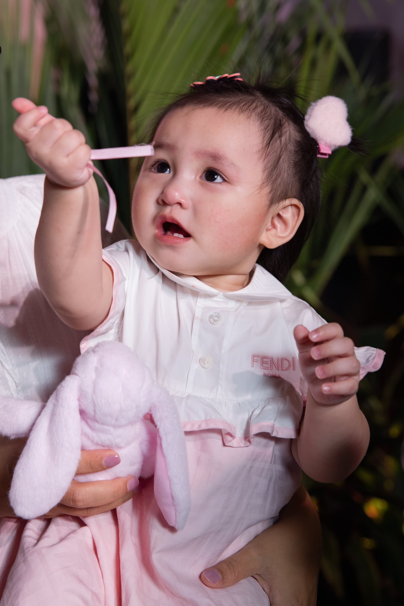 Khoảnh khắc đáng yêu của con gái Chi Bảo trong đêm tiệc sinh nhật 1 tuổi  - Ảnh 12.