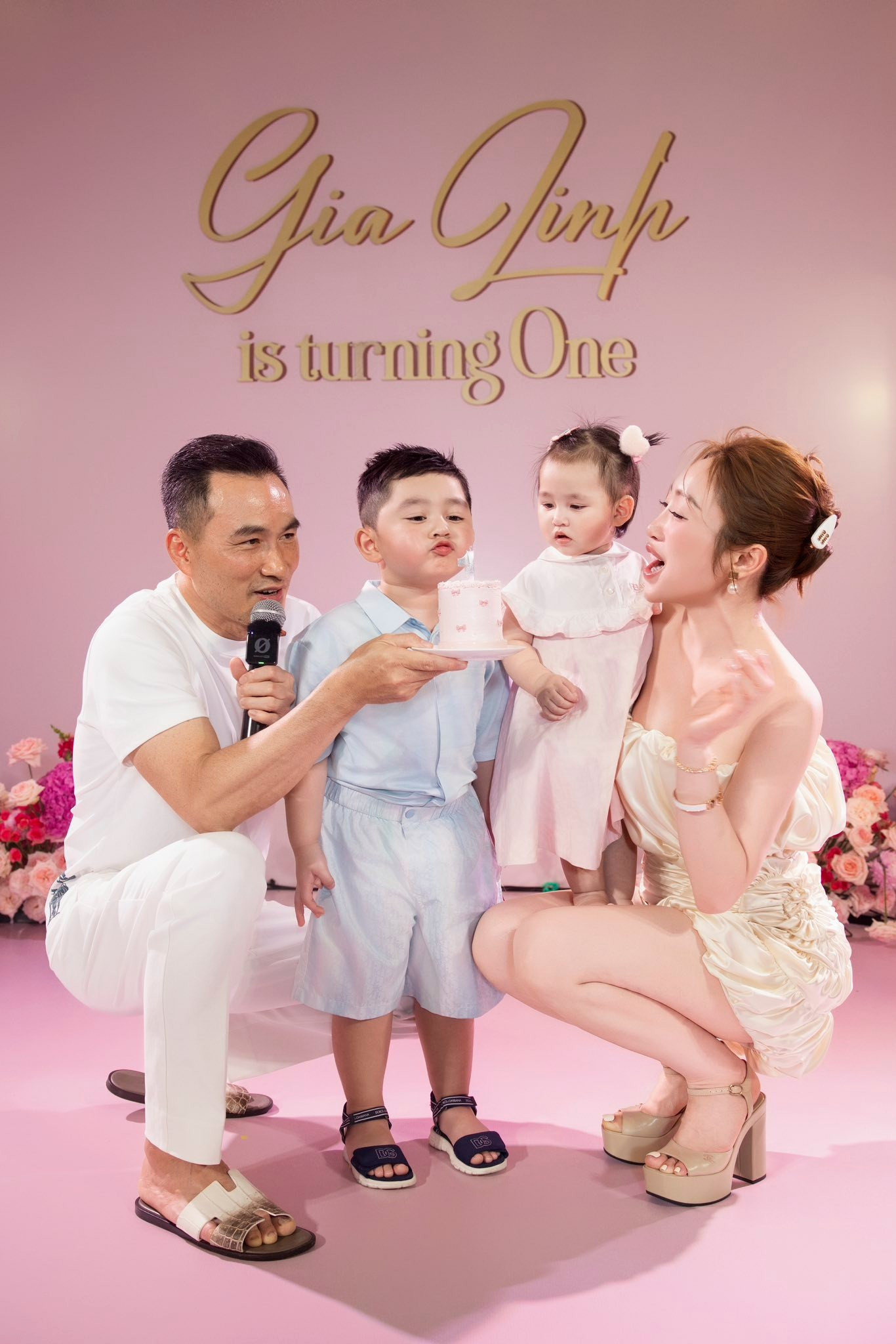 Khoảnh khắc đáng yêu của con gái Chi Bảo trong đêm tiệc sinh nhật 1 tuổi - Ảnh 1.