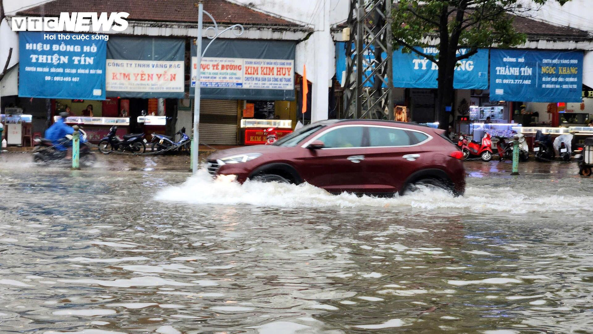 Mưa như trút nước, đường phố Huế và Quảng Trị thành sông - 8