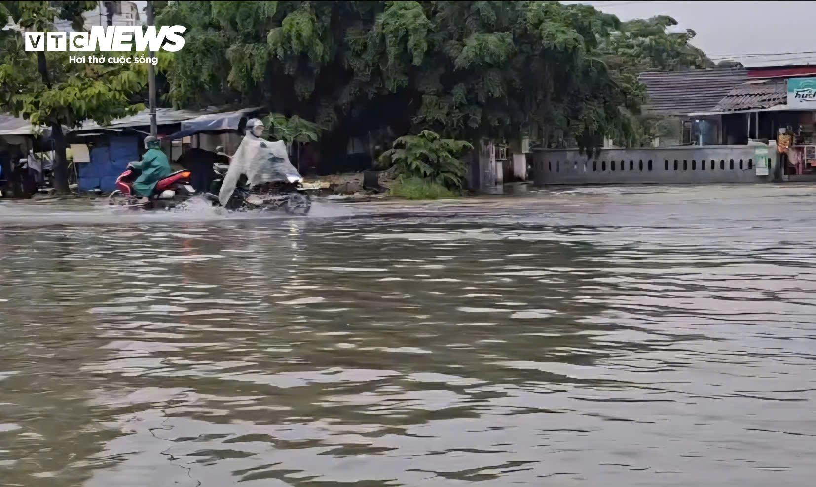 Mưa như trút nước, đường phố Huế và Quảng Trị thành sông - 6