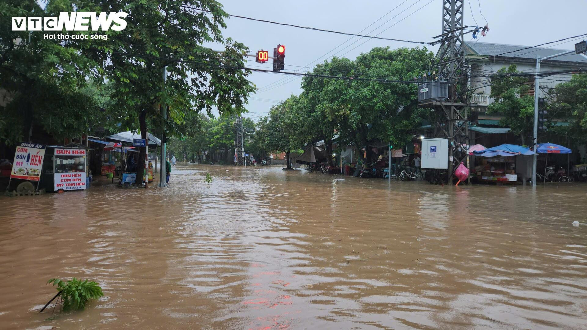 Mưa như trút nước, đường phố Huế và Quảng Trị thành sông - 11