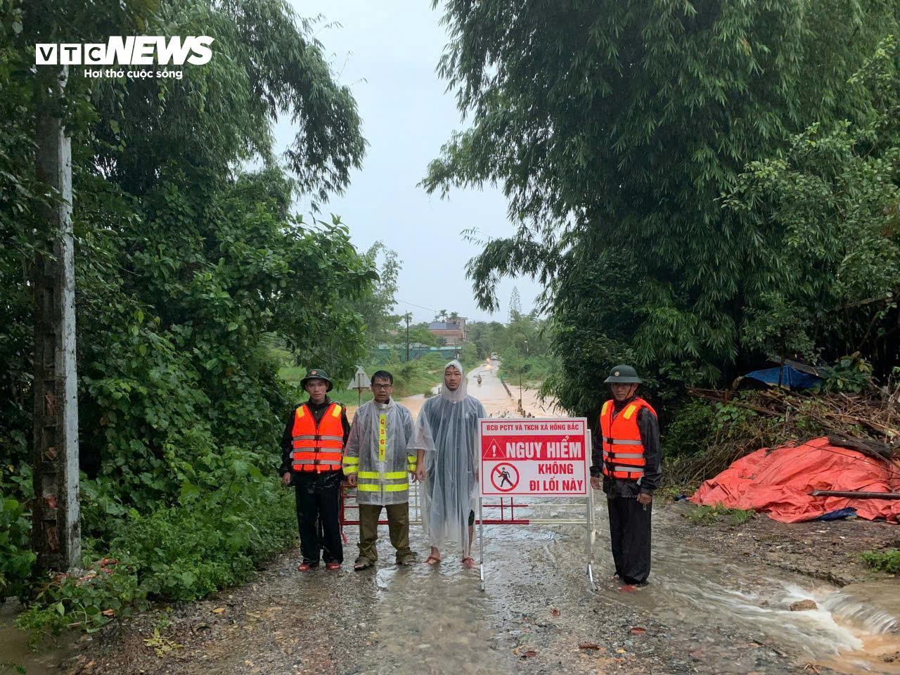 Mưa như trút nước, đường phố Huế và Quảng Trị thành sông - 2