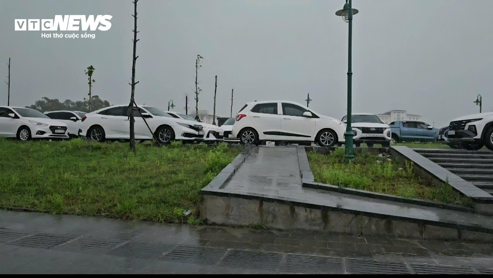 Mưa như trút nước, đường phố Huế và Quảng Trị thành sông - 7