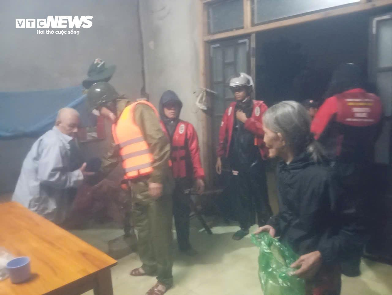 Mưa như trút nước, đường phố Huế và Quảng Trị thành sông - 5