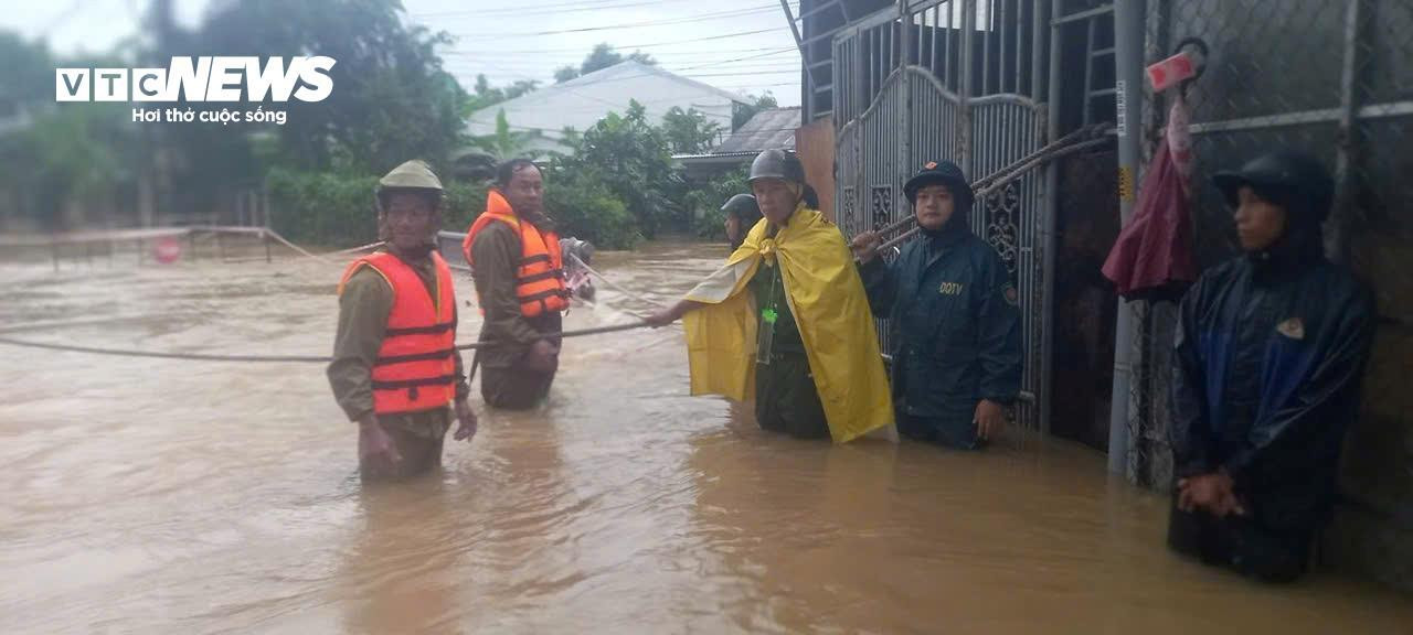 Mưa như trút nước, đường phố Huế và Quảng Trị thành sông - 1