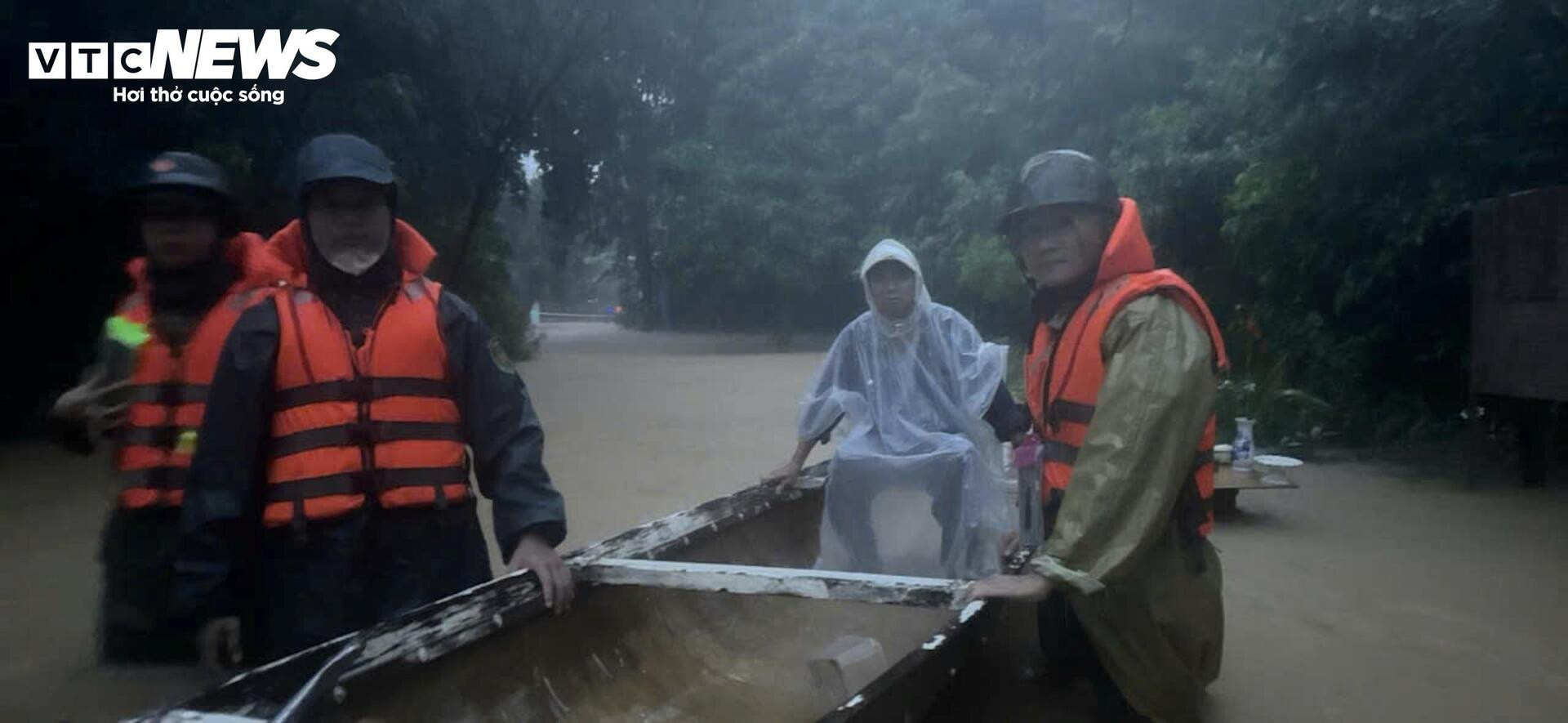 Mưa như trút nước, đường phố Huế và Quảng Trị thành sông - 4