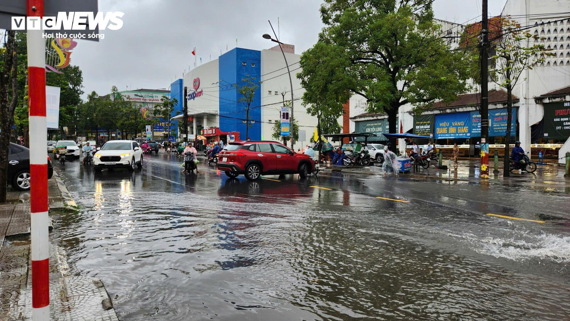Mưa như trút nước, đường phố Huế và Quảng Trị thành sông - 9