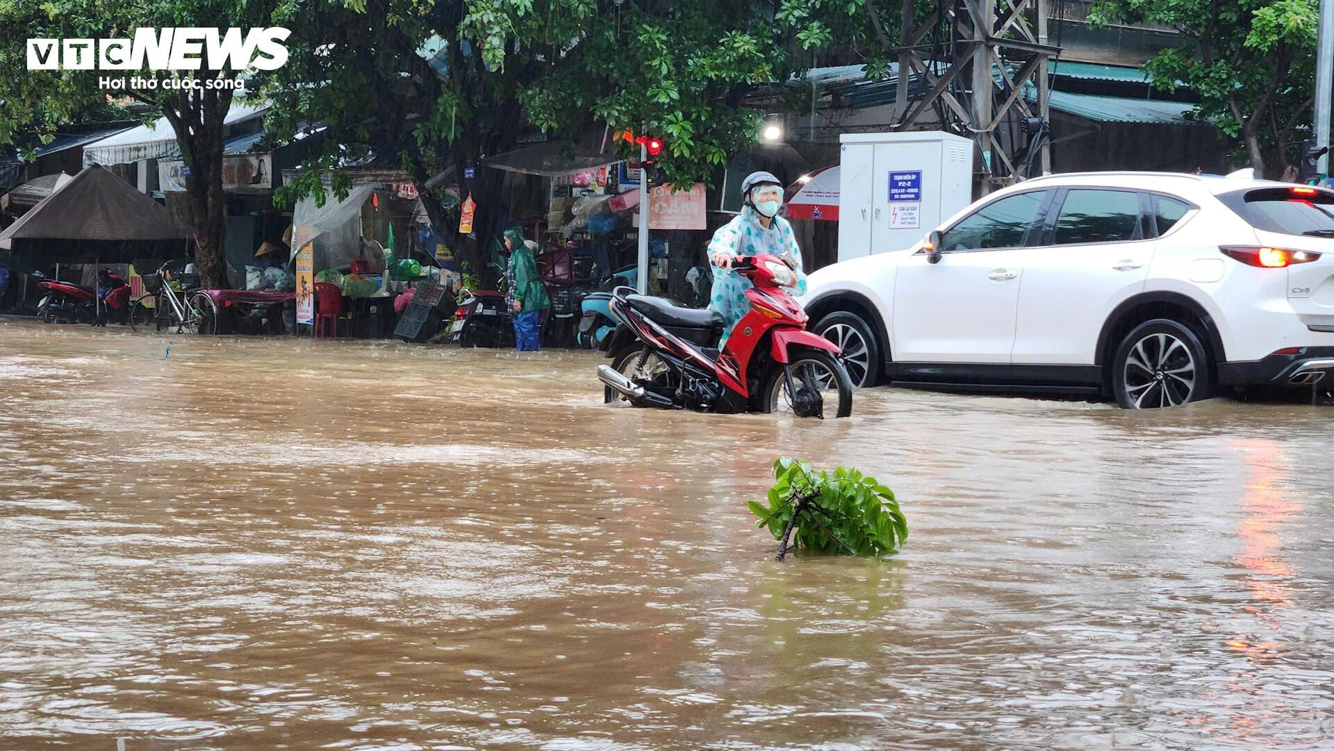 Mưa như trút nước, đường phố Huế và Quảng Trị thành sông - 10