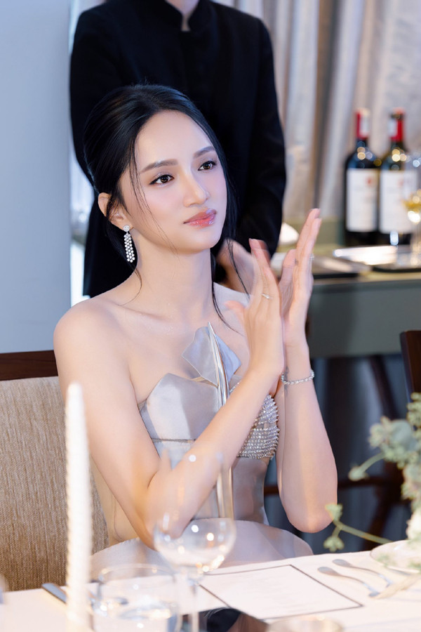 Mỹ nhân chuyển giới Việt Nam đầu tiên thi Miss Universe đời thực có làn da mọng nước, trắng mịn - Ảnh 4.