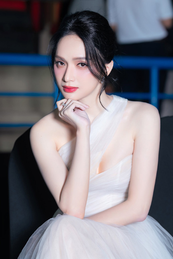 Mỹ nhân chuyển giới Việt Nam đầu tiên thi Miss Universe đời thực có làn da mọng nước, trắng mịn - Ảnh 9.