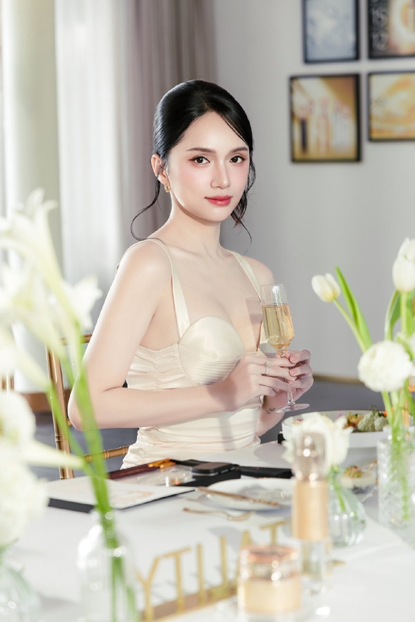 Mỹ nhân chuyển giới Việt Nam đầu tiên thi Miss Universe đời thực có làn da mọng nước, trắng mịn - Ảnh 10.