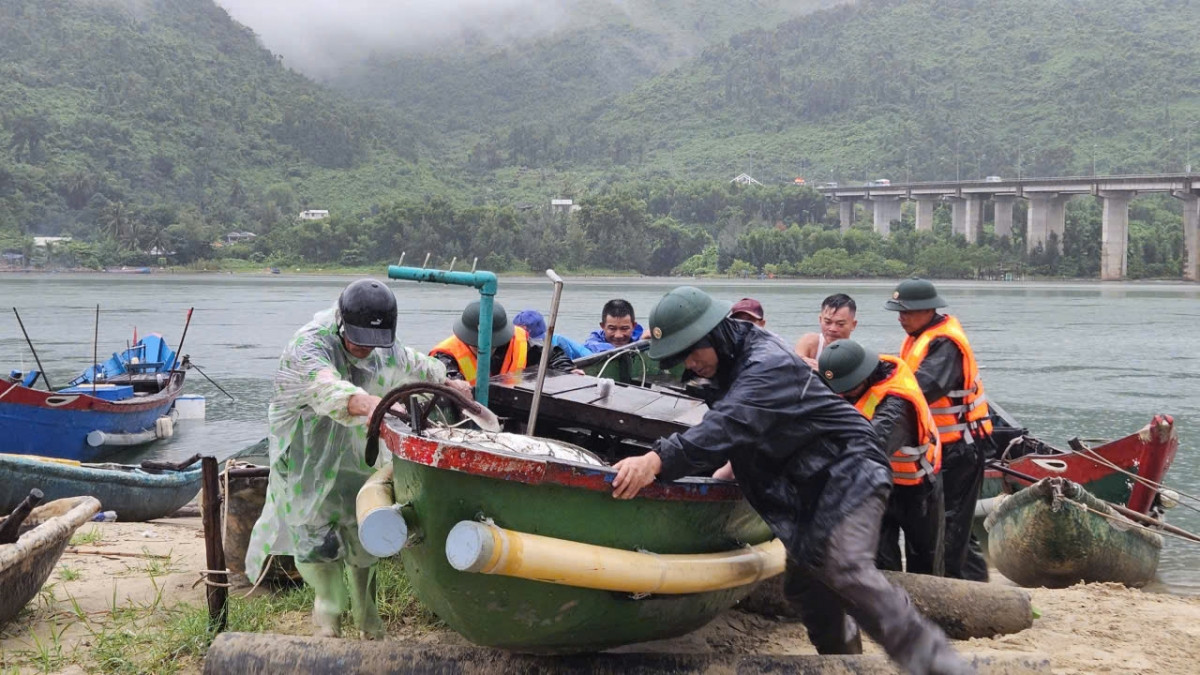 nguoi dan ven bien thanh pho hue ung pho voi bao so 10 hinh anh 3