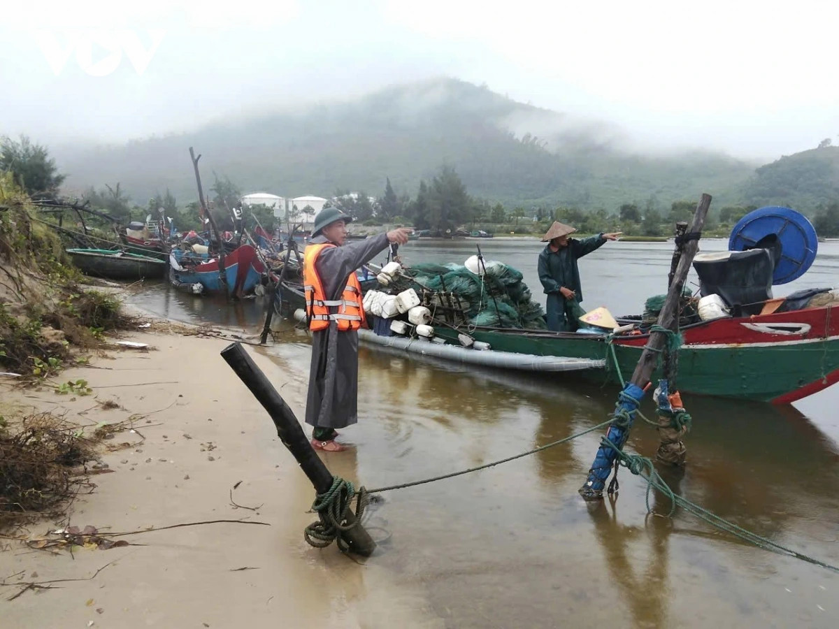 nguoi dan ven bien thanh pho hue ung pho voi bao so 10 hinh anh 1