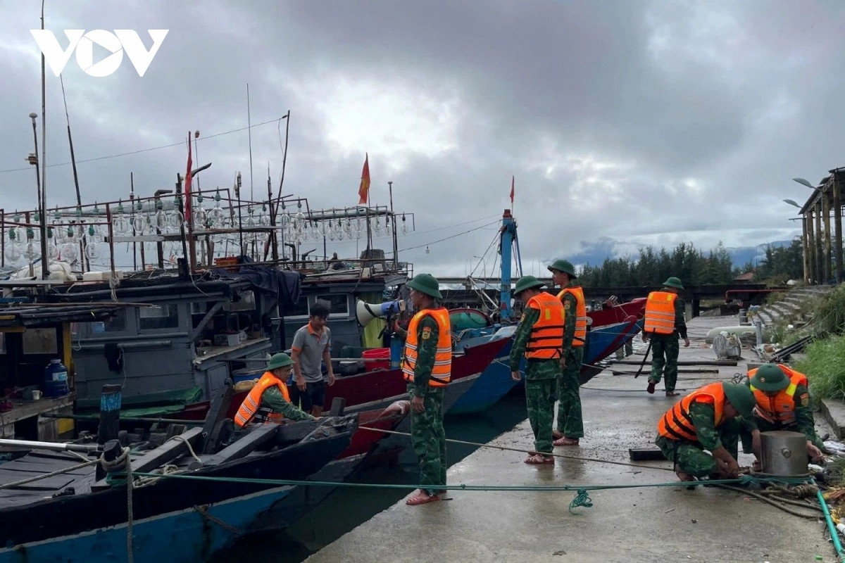 nguoi dan ven bien thanh pho hue ung pho voi bao so 10 hinh anh 2