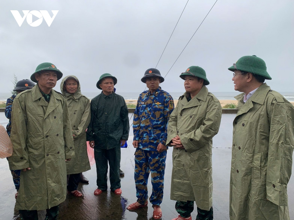 nguoi dan ven bien thanh pho hue ung pho voi bao so 10 hinh anh 4