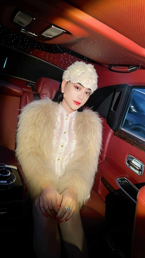 Nhan sắc Lâm Khánh Chi sau 10 ngày tiếp tục can thiệp