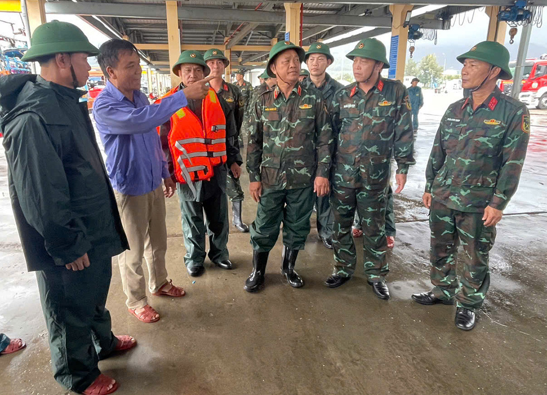 Đoàn công tác Bộ Tư lệnh Quân khu 5 kiểm tra tại âu thuyền Thọ Quang, phường Sơn Trà.jpg