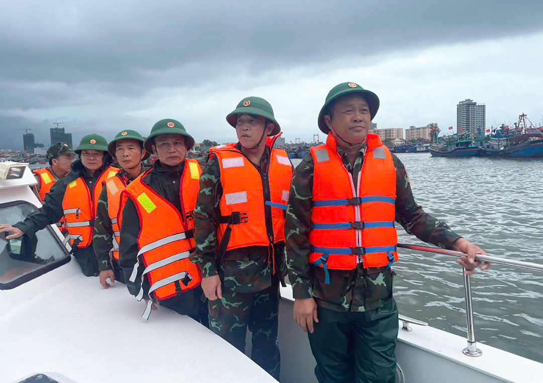 Thiếu tướng Trần Thanh Hải, Phó Tư lệnh Quân khu 5 (đứng đầu tiên) đi ca nô Bộ đội Biên phòng kiểm tra trên âu thuyền Thọ Quang.jpg