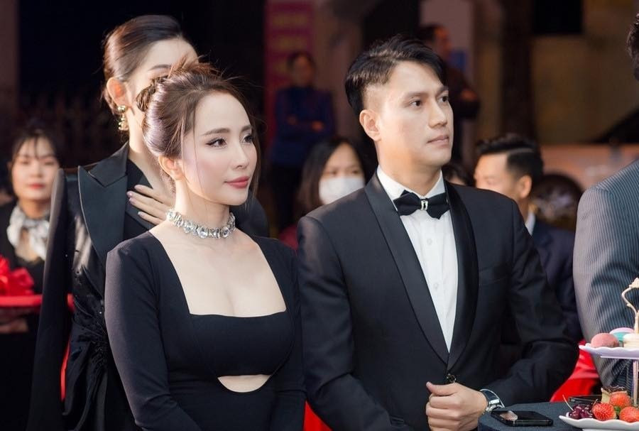 Quỳnh Nga nói gì về tin đồn đi khám thai với Việt Anh