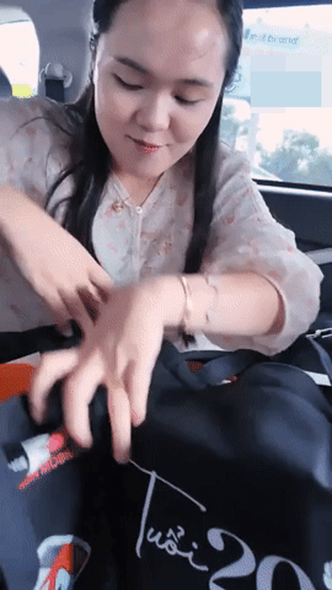 Vợ Đỗ Duy Mạnh gây sốc khi test thử tính năng iphone bằng lưỡi