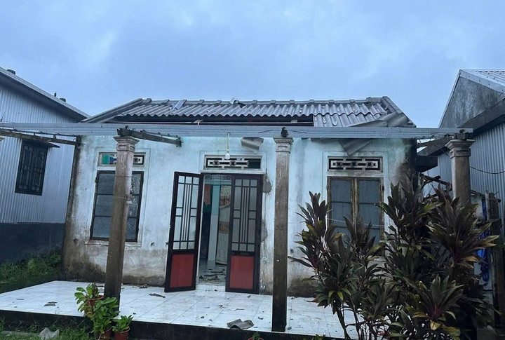 Khoảng 75 ngôi nhà ở xã Quảng Điền (TP Huế) bị tốc mái, thiệt hại sau trận lốc xoáy do ảnh hưởng của bão số 10. (Ảnh: T. Hiệp)